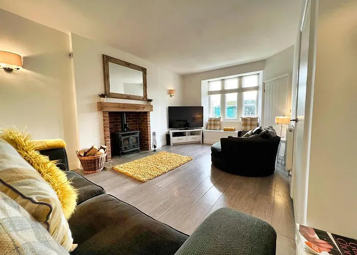 Berwick Upon Tweed - Norham - 15 Minutes From Beach - 3 Bedrooms 2 Bathrooms Cottage - Dog Friendly - Large Balcony - Log Fire - Private Garden - Off Street Parking - Quiet Rural Location - Fast Wifi