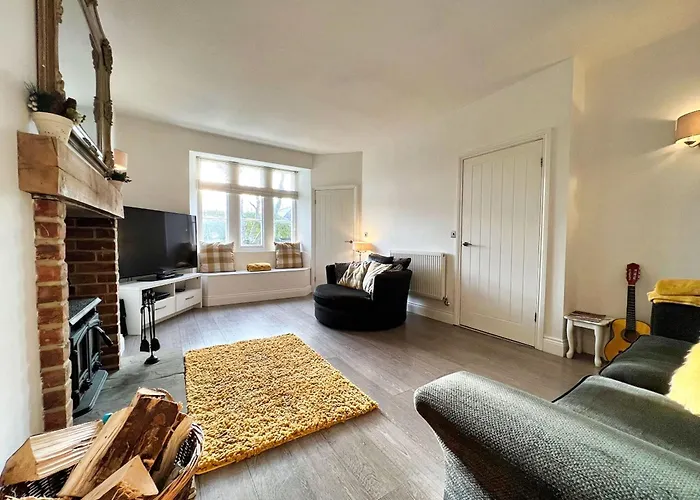 Berwick Upon Tweed - Norham - 15 Minutes From Beach - 3 Bedrooms 2 Bathrooms Cottage - Dog Friendly - Large Balcony - Log Fire - Private Garden - Off Street Parking - Quiet Rural Location - Fast Wifi