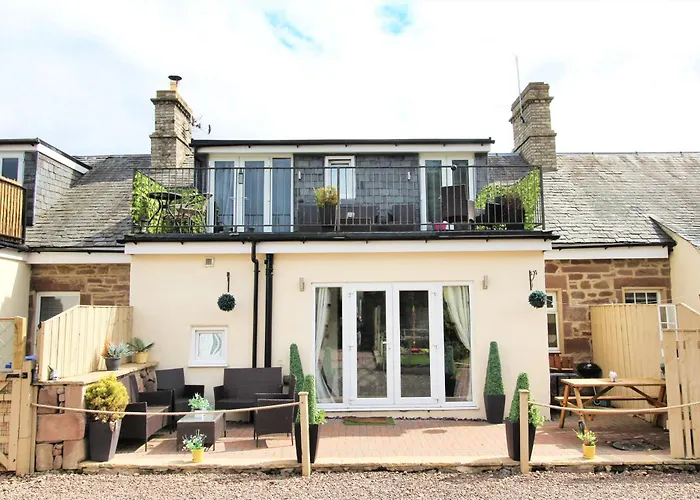 Berwick Upon Tweed - Norham - 15 Minutes From Beach - 3 Bedrooms 2 Bathrooms Cottage - Dog Friendly - Large Balcony - Log Fire - Private Garden - Off Street Parking - Quiet Rural Location - Fast Wifi