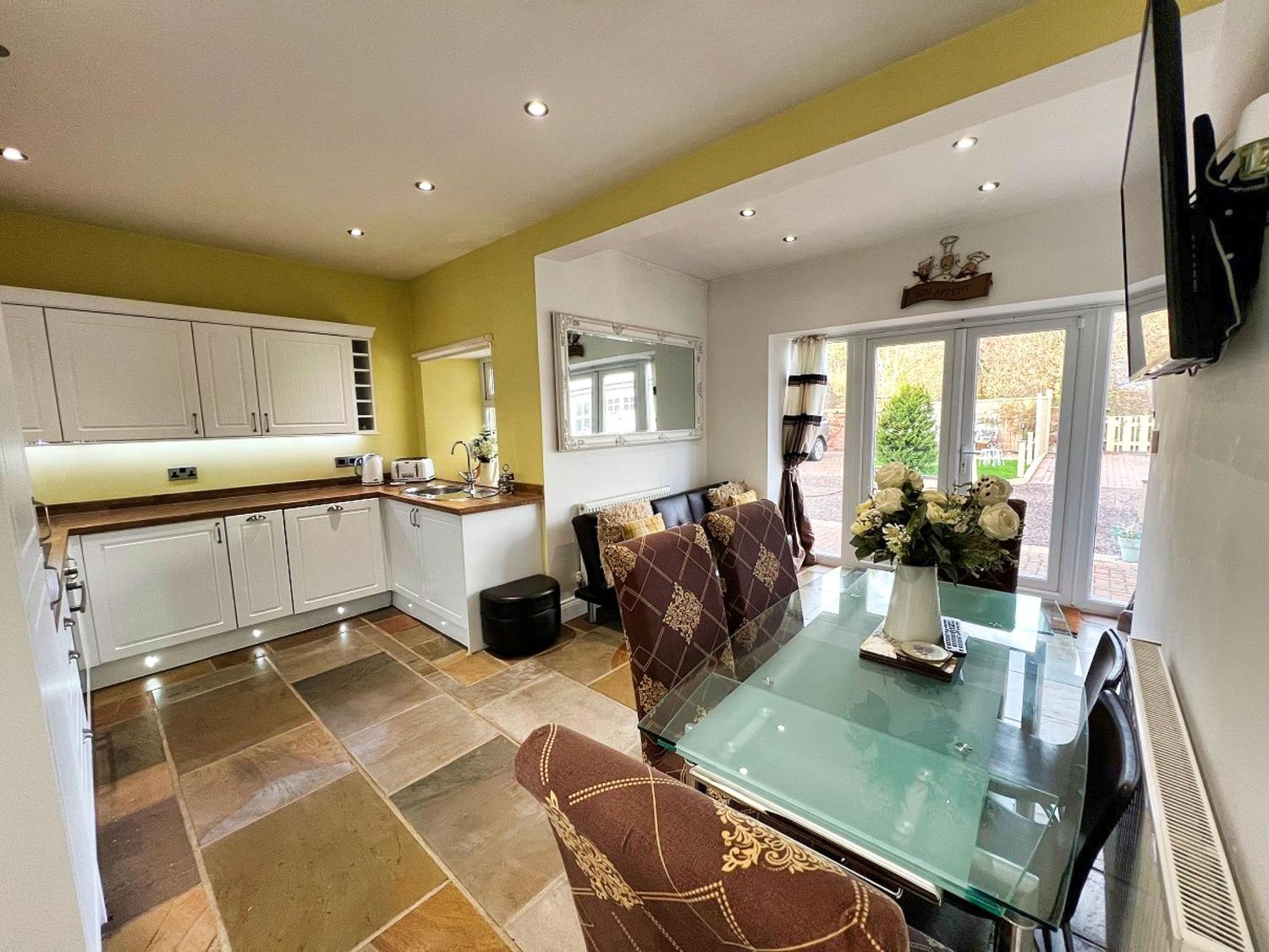 Norham Cottage: Rural Retreat With Access And Dog-friendly Amenities Holiday home